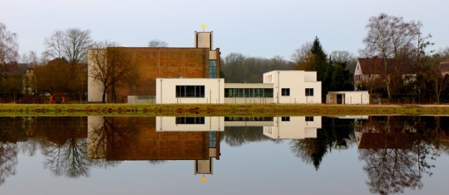 Pfarrzentrum gespiegelt im See